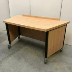 Zeer degelijke verrijdbare houten werkbank / werktafel