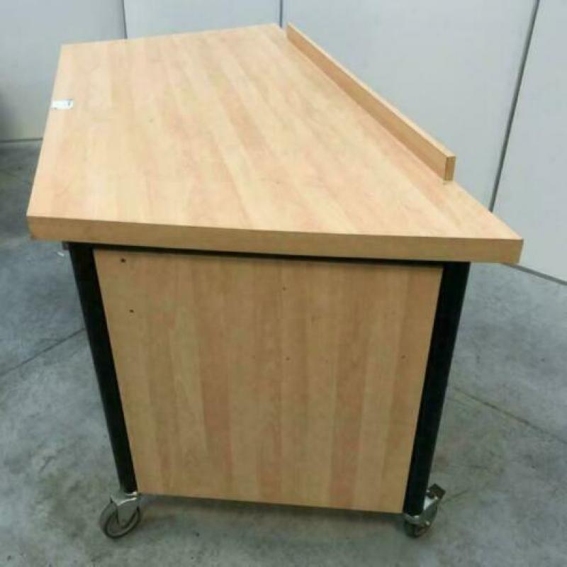 Zeer degelijke verrijdbare houten werkbank / werktafel