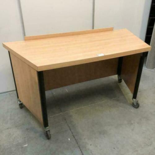 Zeer degelijke verrijdbare houten werkbank / werktafel