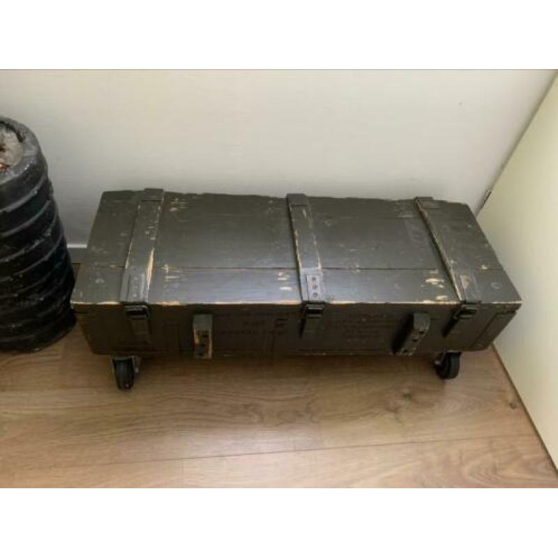 Stoere legerkist op wielen