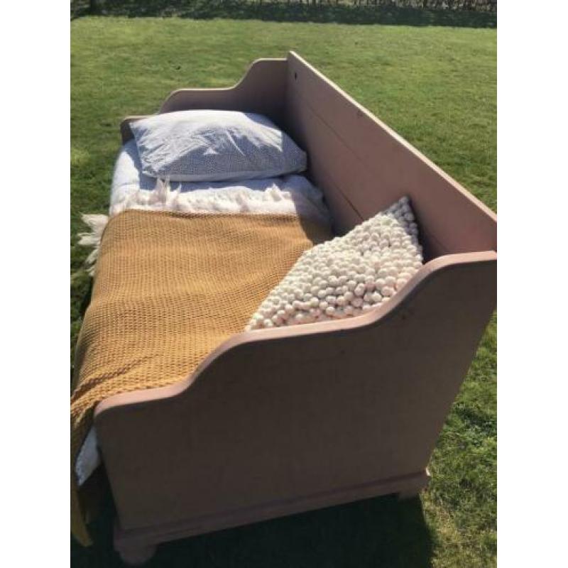 Oud roze houten Brocante bed