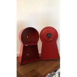 Ikea klok/kast rood ook op te hangen werkt prima