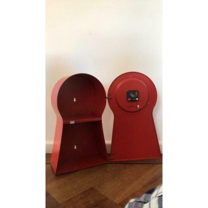 Ikea klok/kast rood ook op te hangen werkt prima