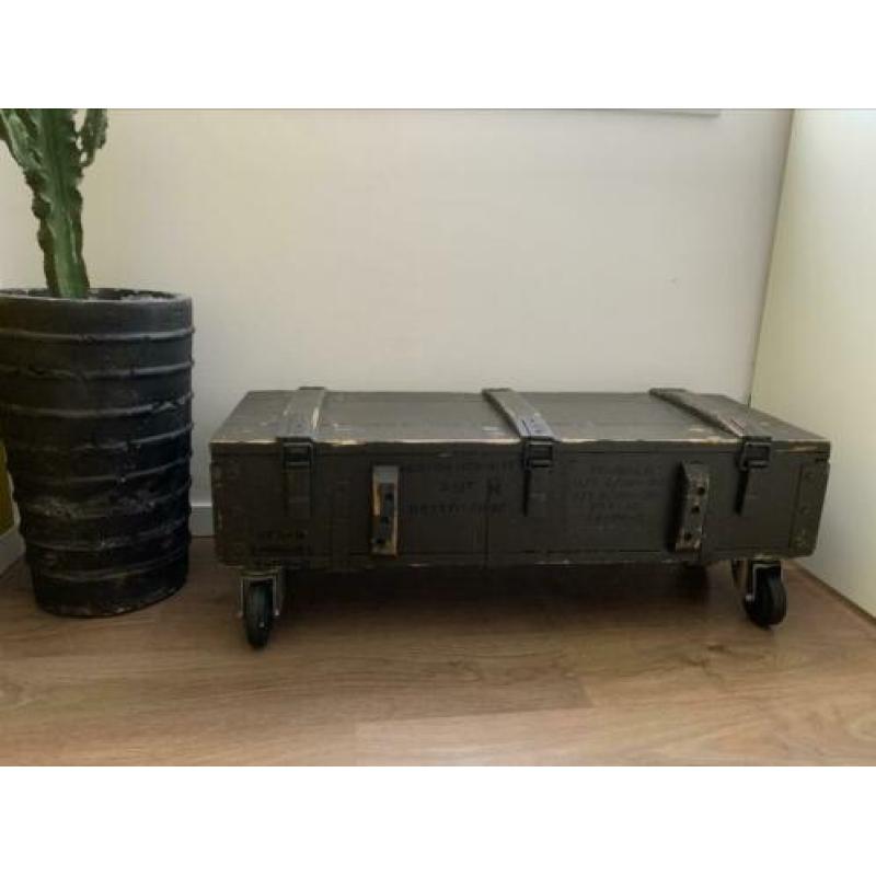 Stoere legerkist op wielen