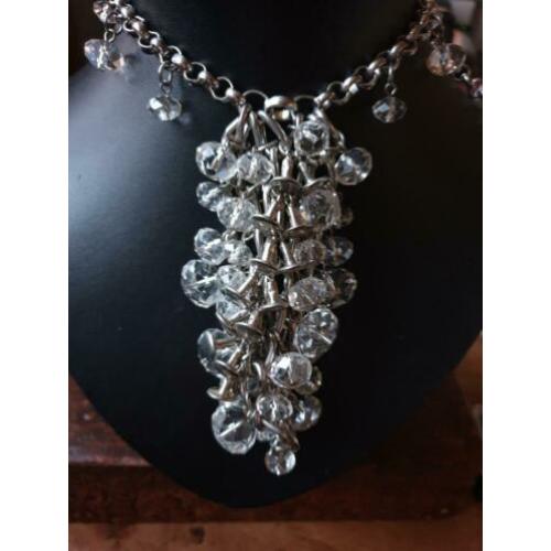 Exclusieve ketting. Zilver kleur met glas kristallen. Mooi!!
