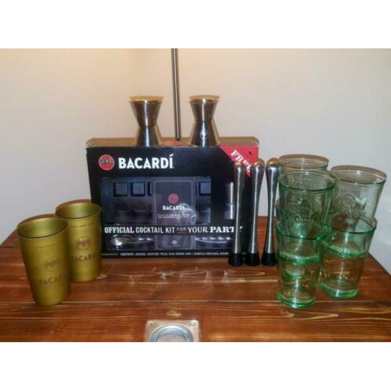 Bacardi Set met 8 glazen en accessoires.