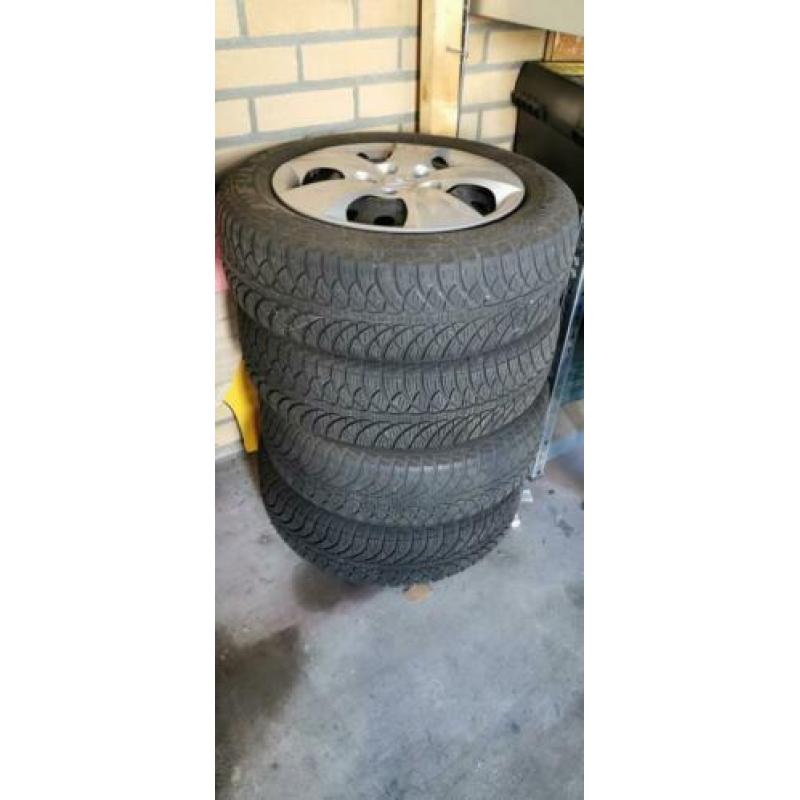 Set van 4 Winterbanden voor Huyndai 185 / 65 R15. 15 inch