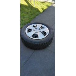 Set van 4 Winterbanden voor Huyndai 185 / 65 R15. 15 inch