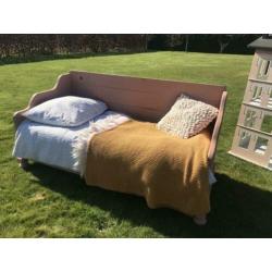 Oud roze houten Brocante bed