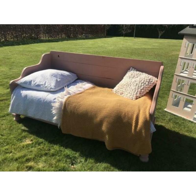 Oud roze houten Brocante bed