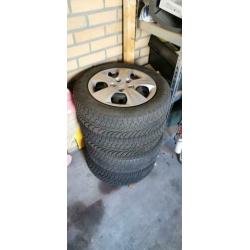 Set van 4 Winterbanden voor Huyndai 185 / 65 R15. 15 inch