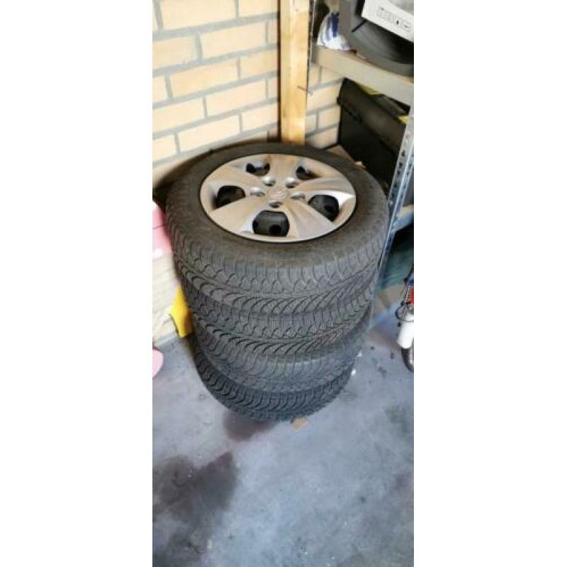 Set van 4 Winterbanden voor Huyndai 185 / 65 R15. 15 inch