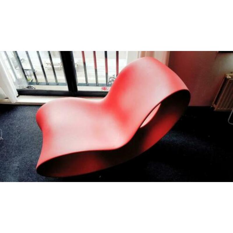 Magis schommelstoel ontworpen door ron arad > model voido