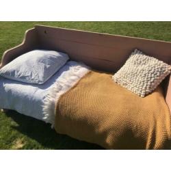 Oud roze houten Brocante bed