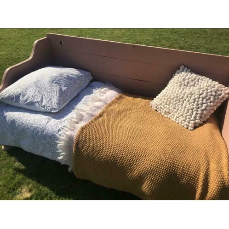 Oud roze houten Brocante bed