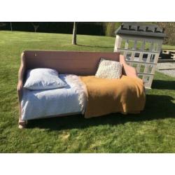 Oud roze houten Brocante bed