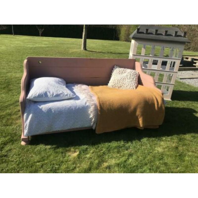 Oud roze houten Brocante bed