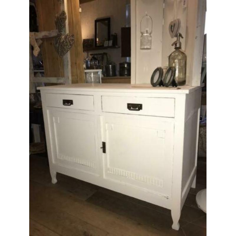 Wit brocante dressoir