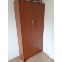 Wandkast. 190 hoog, 90 breed en 35 diep.