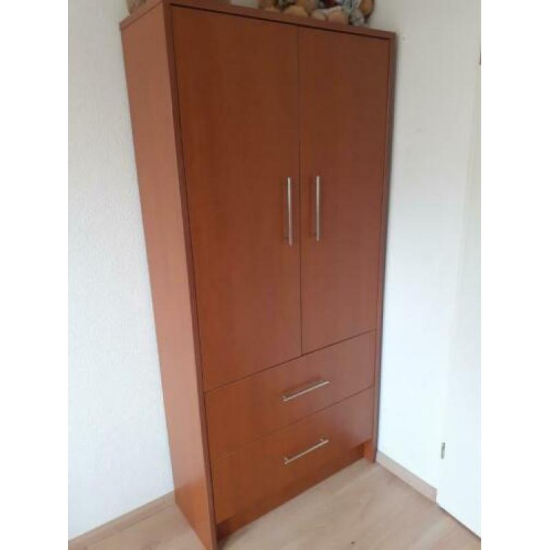 Wandkast. 190 hoog, 90 breed en 35 diep.