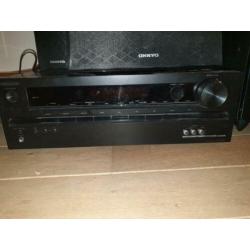 Onkyo versterker met 5 speakers en een subwoofer