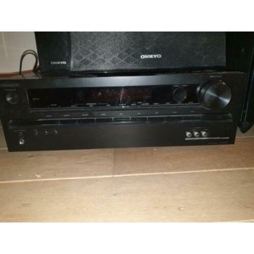 Onkyo versterker met 5 speakers en een subwoofer
