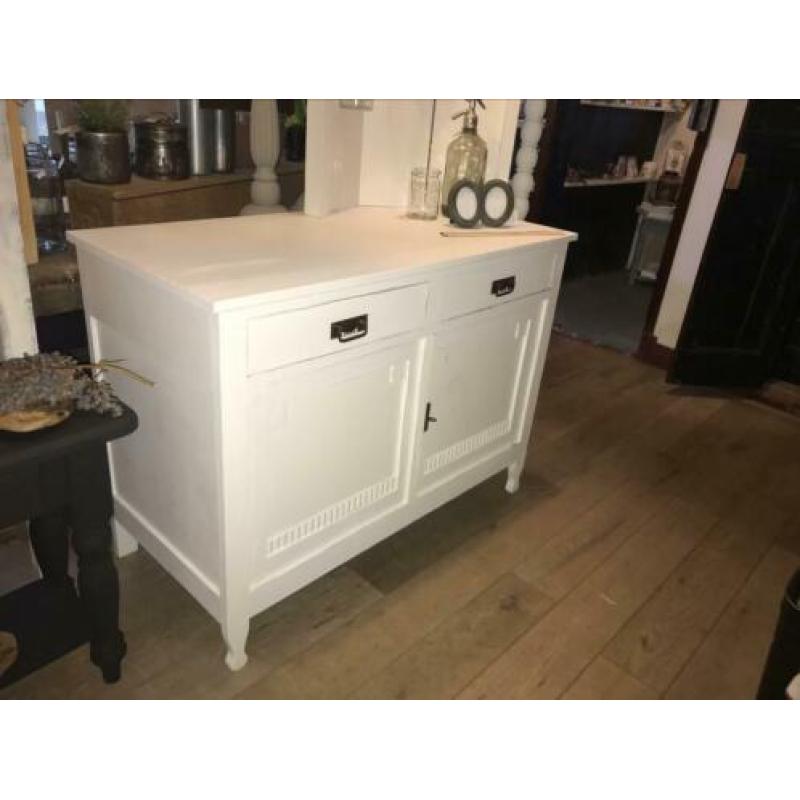 Wit brocante dressoir