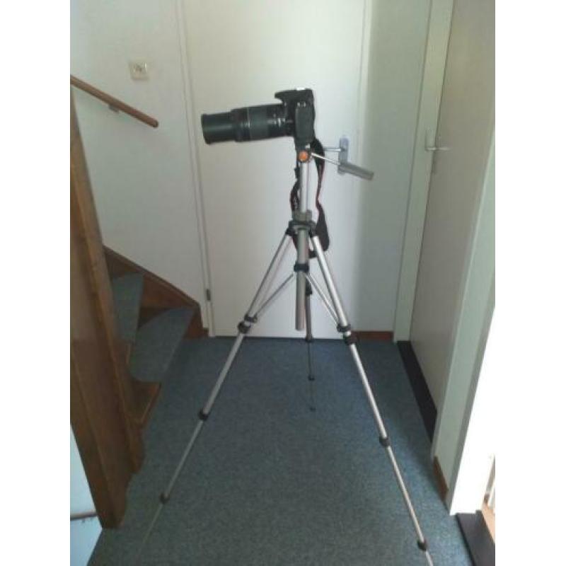 canon eos 1000d met telelens 300mm plus statief