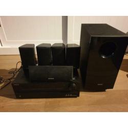 Onkyo versterker met 5 speakers en een subwoofer