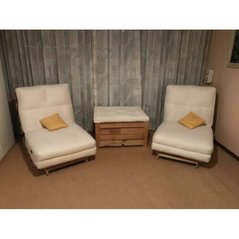 Twee eenpersoons slaapbank/ stoelen