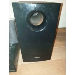 Onkyo versterker met 5 speakers en een subwoofer