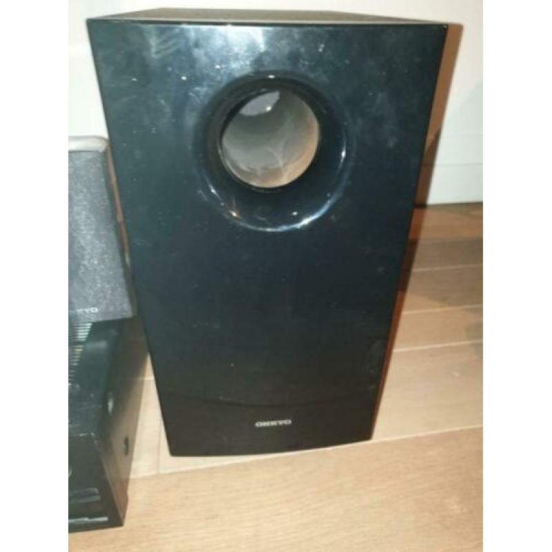 Onkyo versterker met 5 speakers en een subwoofer
