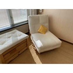 Twee eenpersoons slaapbank/ stoelen