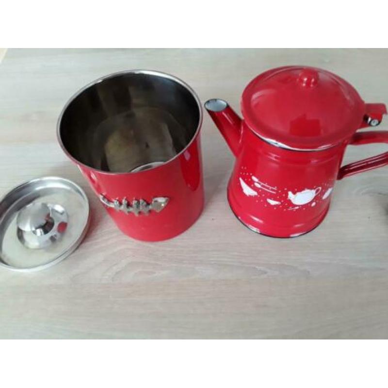 Theepot en voorraadbus