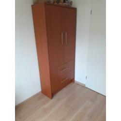 Wandkast. 190 hoog, 90 breed en 35 diep.