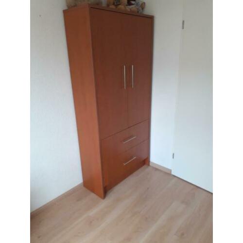 Wandkast. 190 hoog, 90 breed en 35 diep.