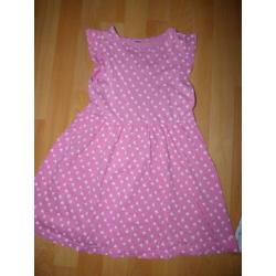 2 Leuke zomerjurken (roze en wit), maat 122/128 ZGAN!