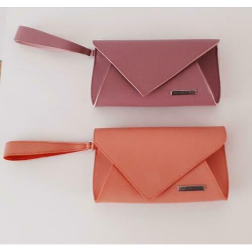 Jan Taminiau voor KLM tas toilettas bag clutch roze violet