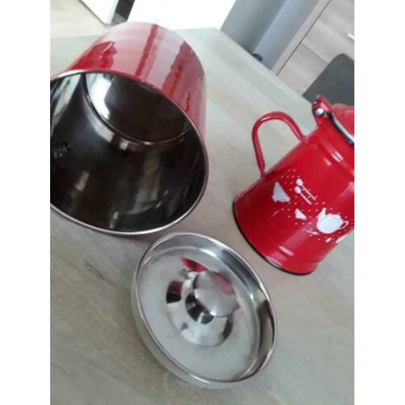 Theepot en voorraadbus