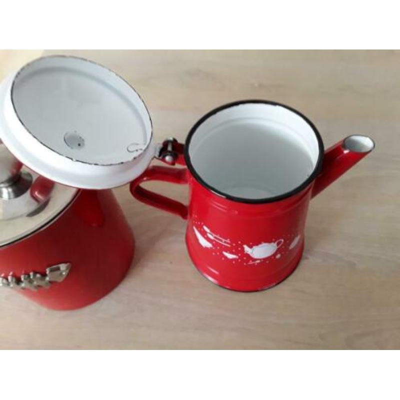 Theepot en voorraadbus