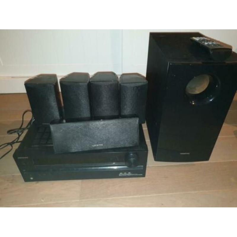 Onkyo versterker met 5 speakers en een subwoofer