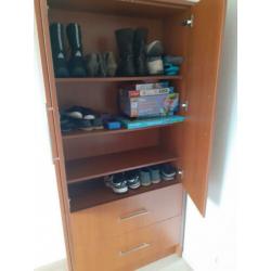 Wandkast. 190 hoog, 90 breed en 35 diep.