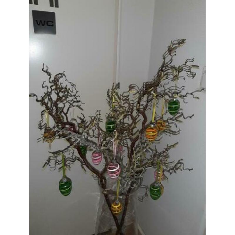 Paastakken van kunst met glazen eitjes