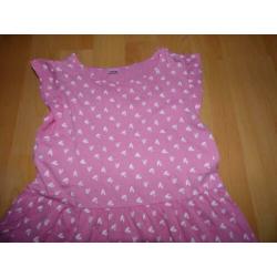 2 Leuke zomerjurken (roze en wit), maat 122/128 ZGAN!