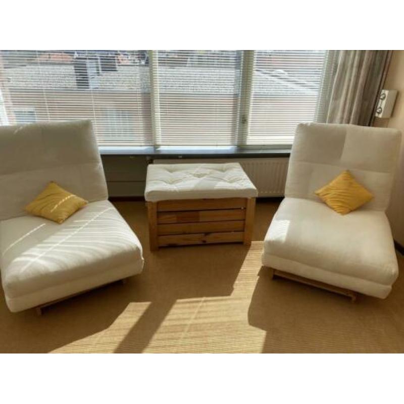 Twee eenpersoons slaapbank/ stoelen