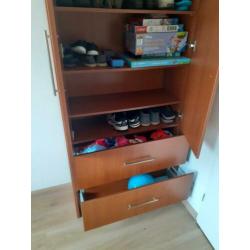 Wandkast. 190 hoog, 90 breed en 35 diep.