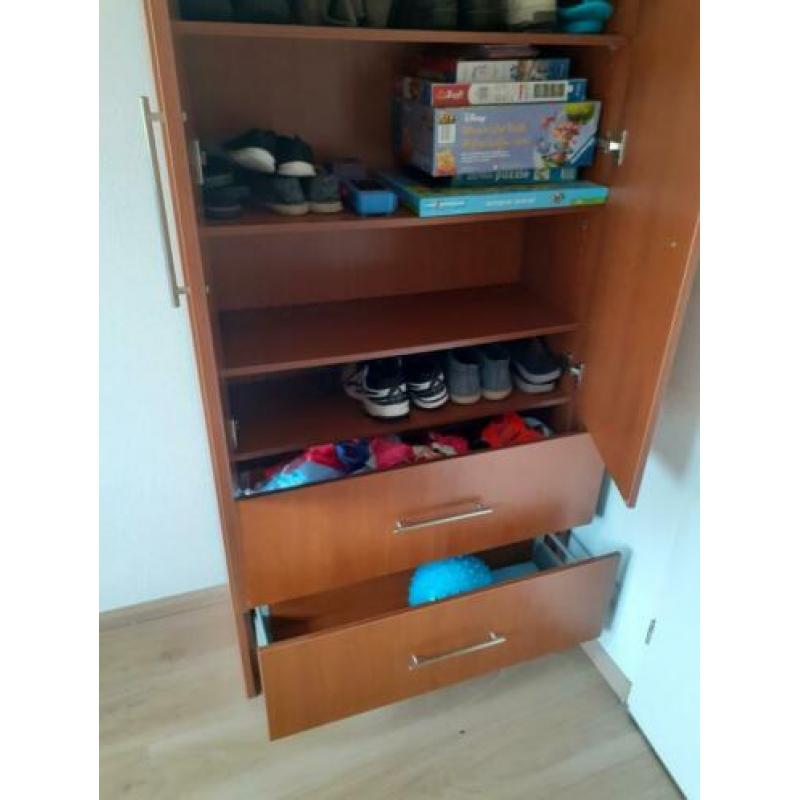 Wandkast. 190 hoog, 90 breed en 35 diep.