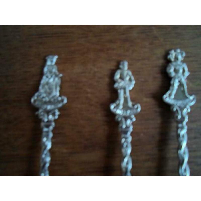 6 Lepeltjes in doos met kasteelfiguren.