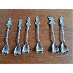 6 Lepeltjes in doos met kasteelfiguren.