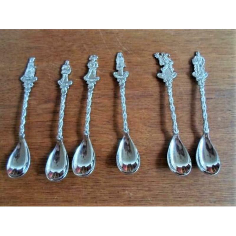 6 Lepeltjes in doos met kasteelfiguren.
